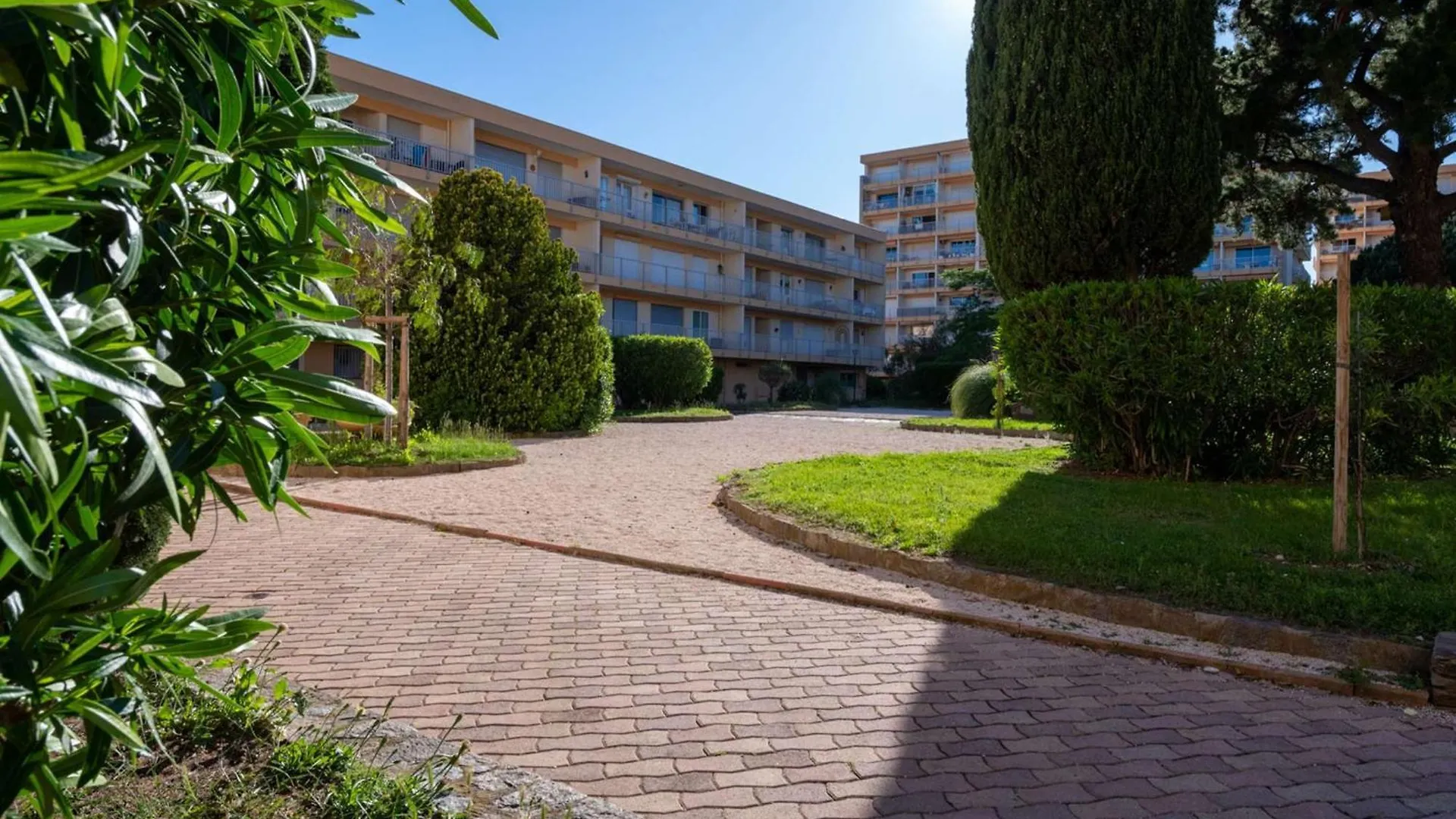 T2- Piscine- Plages- Commerces Le Lavandou Franciaország